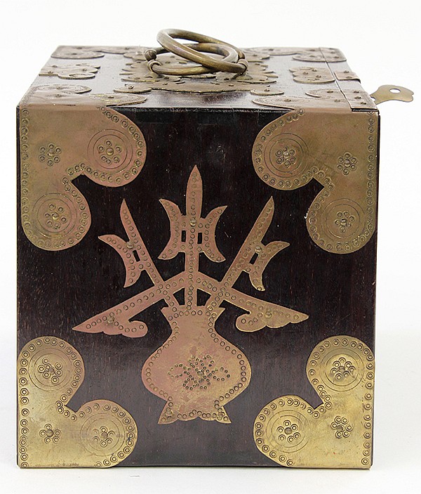 The side of this beautiful box has what resembles a flower pot (an image often seen on Mah Jong tiles and boxes)